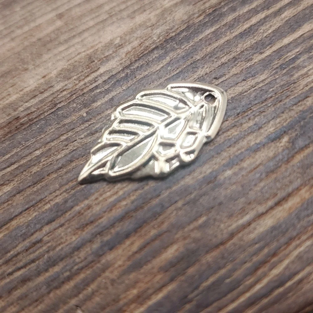 P107‎ harvest falls leaf charm